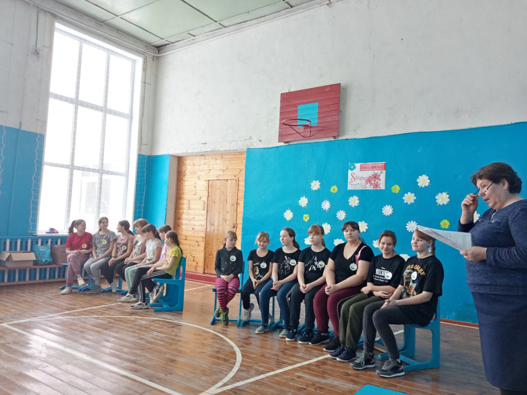 Конкурс "А, ну-ка, девочки!".